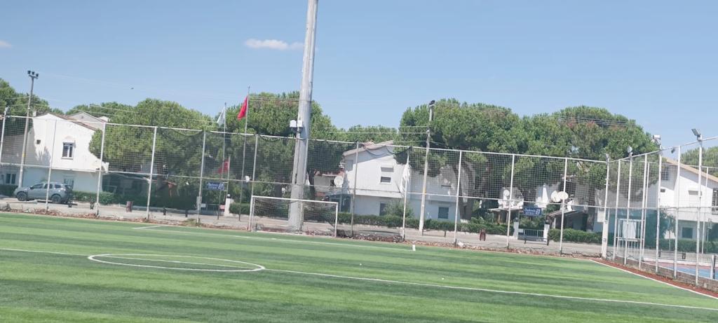 Şarköy’deki etrafı açık halı  sahadan şikayet var!
