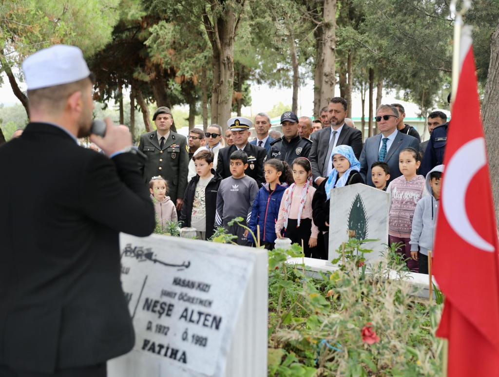 Şehit Neşe öğretmen ile babası mezarları başında anıldı