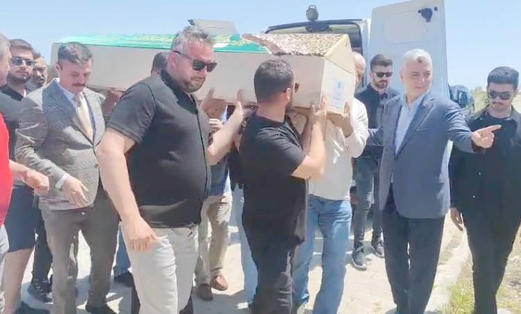 Bakan Bolat, eşinin teyzesinin cenazesine katıldı