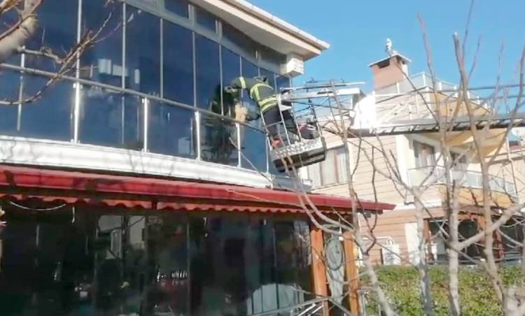  Balkon Korkulukları ve  Katlanır Cam Arasına Sıkışan Kediyi  İtfaiye Kurtardı
