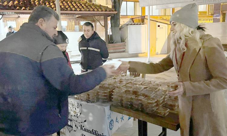 Cami çıkışında lokma dağıtıldı