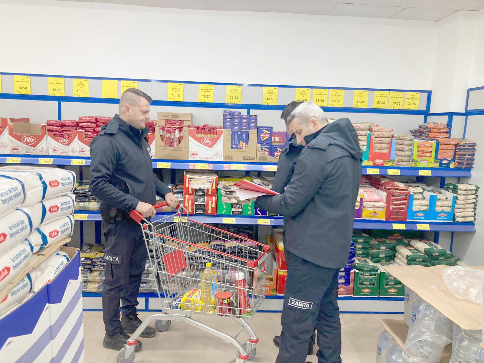 ŞARKOY BELEDİYESİ ZABITA MÜDÜRLÜĞÜ’NDEN ZİNCİR MARKETLERE DENETİM RAFLARDAKİ SON KULLANMA TARİHİ GEÇEN  ÜRÜNLERE İMHA İÇİN EL KONULDU