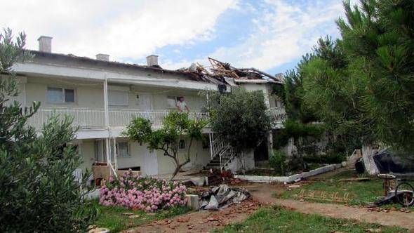 Şarköy'de Fırtına Binaların Çatılarını Söktü