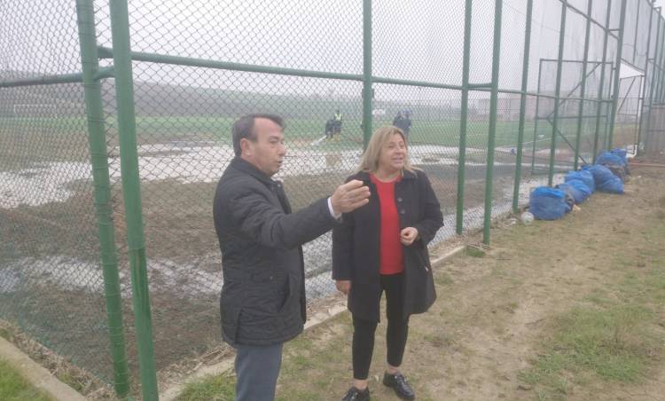 Şiddetli yağan yağmur sonrası çamurla kaplanan saha çamurdan  temizlendi