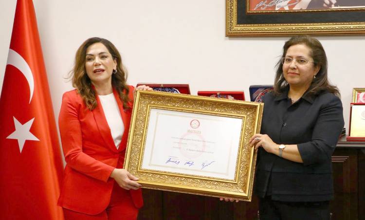 Tekirdağ'da Candan Yüceer mazbatasını aldı