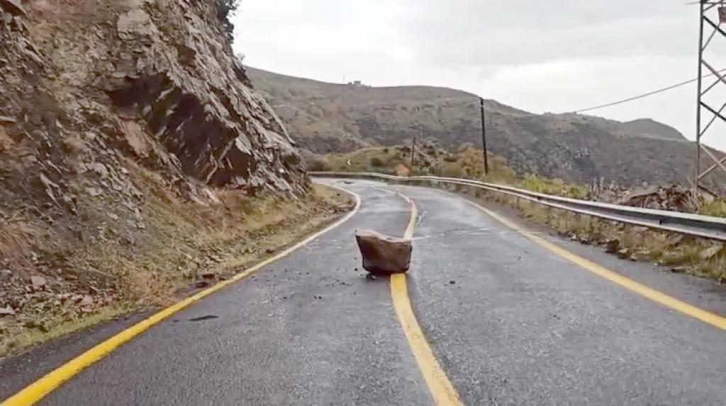 UÇMAKDERE YOLU TEHLİKE SAÇIYOR