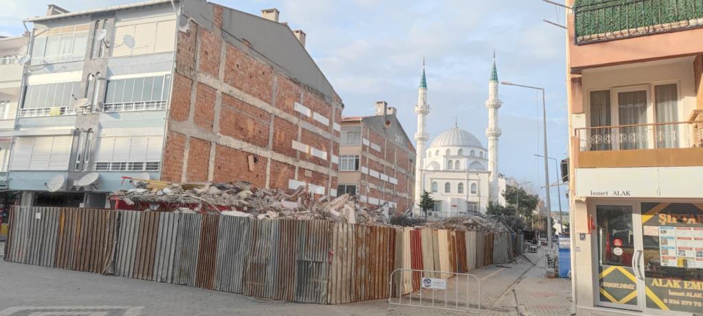 Şarköy'de riskli bina ekipler tarafından yıkıldı